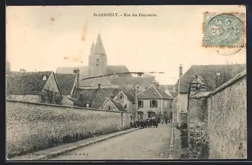 AK St-Arnoult, Rue des Fourneaux avec église en arrière-plan