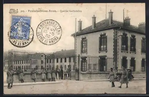 AK Fontainebleau, Quartier Lariboisière avec des soldats à l`entrée