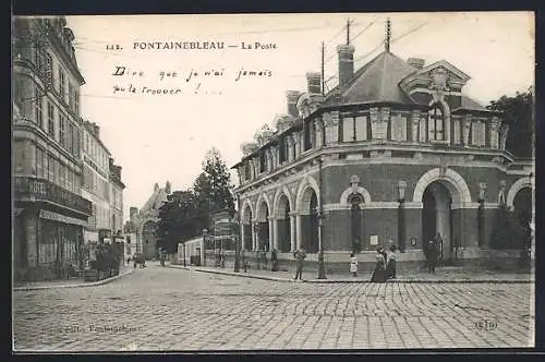 AK Fontainebleau, La Poste et rue animée avec passants et bâtiments historiques