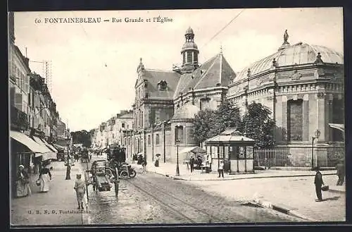 AK Fontainebleau, Rue Grande et l`Église avec passants et voitures