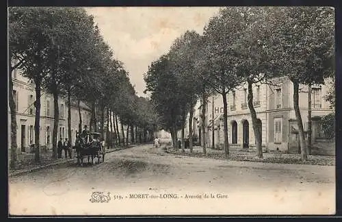 AK Moret-sur-Loing, Avenue de la Gare avec calèche et arbres alignés