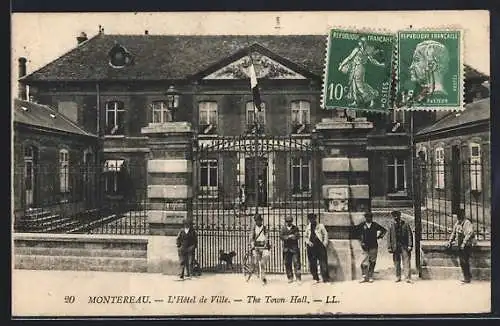 AK Montereau, L`Hôtel de Ville avec des passants devant la grille