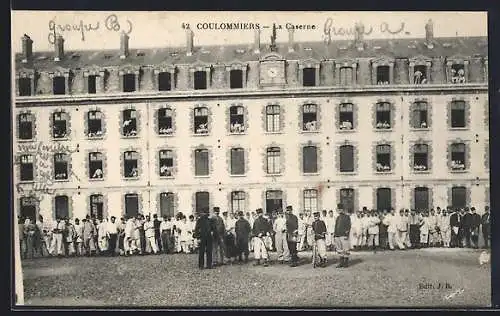 AK Coulommiers, La Caserne avec soldats en uniforme devant le bâtiment principal