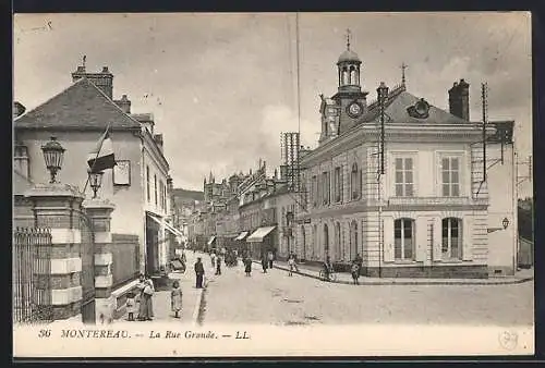 AK Montereau, La Rue Grande animée avec passants et bâtiments historiques