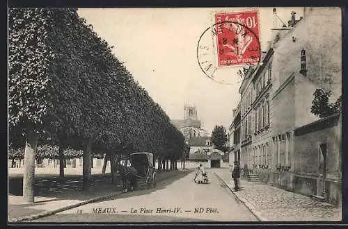 AK Meaux, La Place Henri-IV avec calèche et arbres alignés