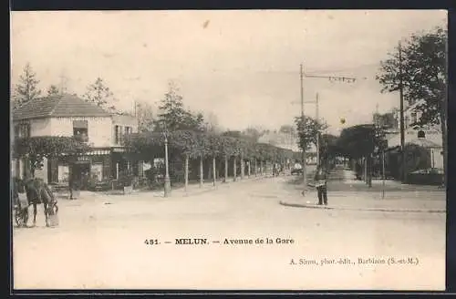 AK Melun, Avenue de la Gare avec passants et boutiques