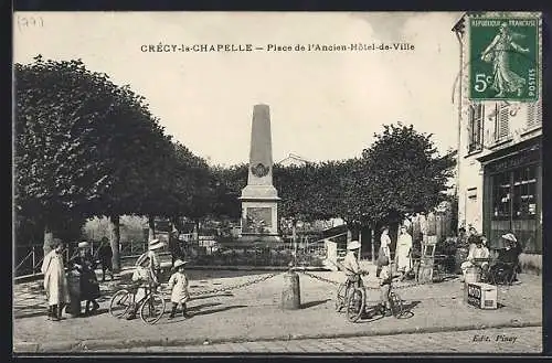 AK Crécy-la-Chapelle, Place de l`Ancien-Hôtel-de-Ville avec monument et passants