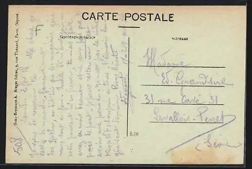 AK Crouy, Place du Marché avec soldats et bâtiments en arrière-plan