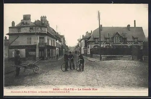 AK Claye, La Grande Rue avec cyclistes et charrette