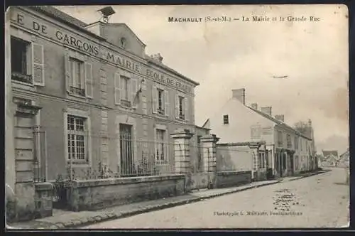 AK Machault, La Mairie et la Grande Rue