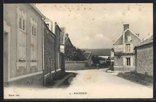 AK Macherin, Rue principale avec maisons et panneau publicitaire