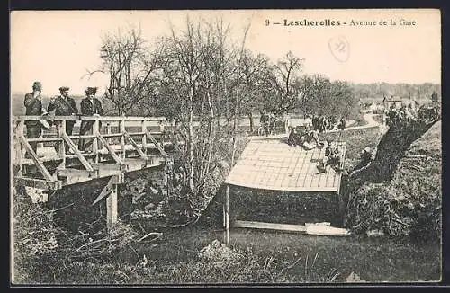 AK Lescherolles, Avenue de la Gare avec pont et soldats observant un incident