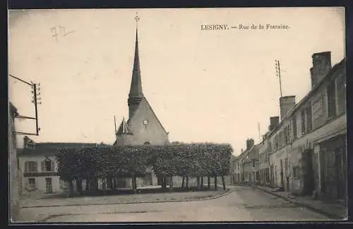 AK Lésigny, Rue de la Fontaine avec l`église et maisons alignées