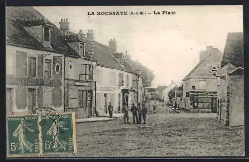 AK La Houssaye, La Place avec bâtiments et habitants