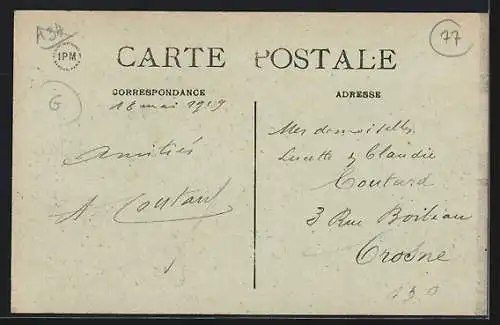 AK La Houssaye, La Place avec bâtiments et habitants