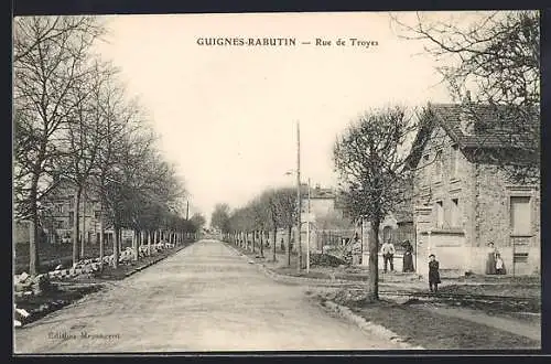 AK Guignes-Rabutin, Rue de Troyes avec maisons et arbres alignés