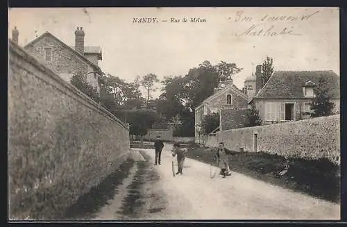 AK Nandy, Rue de Melun avec enfants jouant sur la route