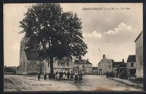 AK Chaintreaux, La Place avec enfants et bâtiments anciens