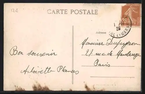 AK Chaintreaux, La Place avec enfants et bâtiments anciens