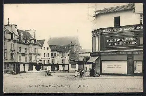 AK Lagny, Place du Marché avec fontaine et magasins