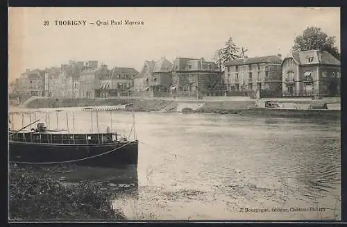 AK Thorigny, Quai Paul Moreau avec un bateau amarré sur la rivière