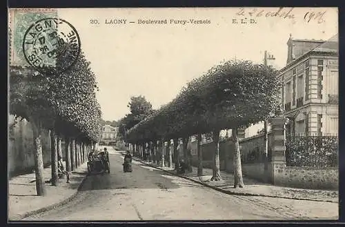 AK Lagny, Boulevard Foch-Vernois avec voitures et arbres alignés