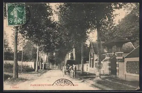 AK Faremoutiers, Avenue de la Gare avec calèche et arbres alignés