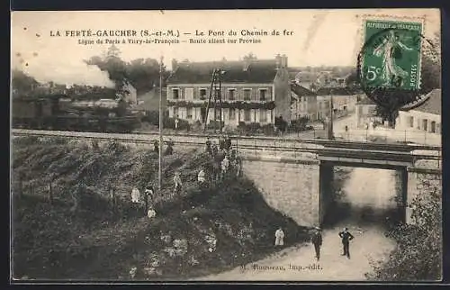 AK La Ferté-Gaucher, Le Pont du Chemin de fer et train en direction de Provins