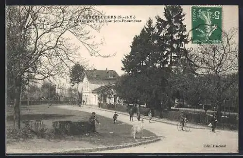 AK Faremoutiers, Gare de Faremoutiers-Pommeuse avec passants et cyclistes