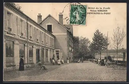 AK Fontaine-le-Port, Hôtel de la Forêt, Maison Robichon avec des visiteurs sur la terrasse