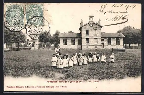 AK Fontenay-Trésigny, Les Écoles et groupe d`enfants devant le bâtiment scolaire