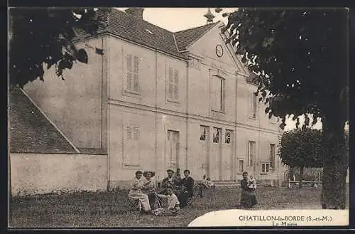 AK Châtillon-la-Borde, La Mairie avec des gens assis sur l`herbe devant