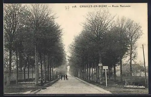 AK Chailly-en-Bière, Route Nationale bordée d`arbres et passants