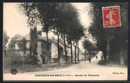 AK Chaumes-en-Brie, Route de Verneuil avec maisons et arbres alignés