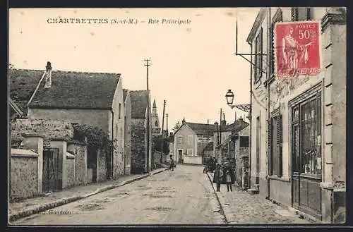 AK Chartrettes, Rue Principale avec bâtiments et passants