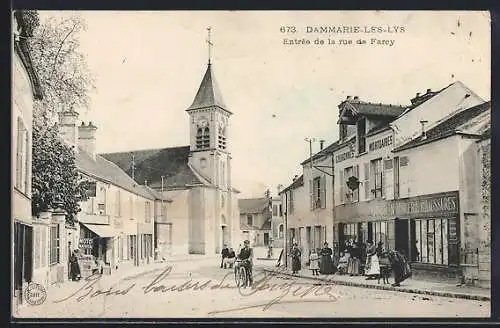 AK Dammarie-les-Lys, Entrée de la rue de Farcy avec église et boutiques