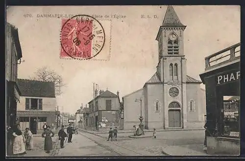 AK Dammarie-les-Lys, Place de l`Église avec passants et commerces