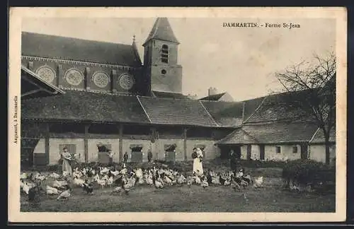 AK Dammartin, Ferme St-Jean avec église et poules en plein air