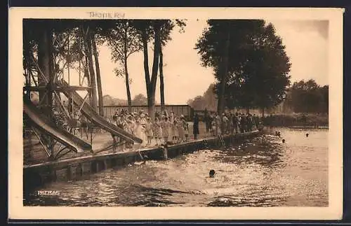 AK Thomery, Scène animée à la plage avec toboggan et baigneurs