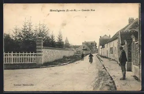 AK Moulignon, Grande Rue avec passants et maisons anciennes