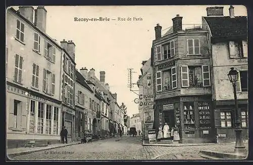 AK Rozoy-en-Brie, Rue de Paris avec boutiques et passants