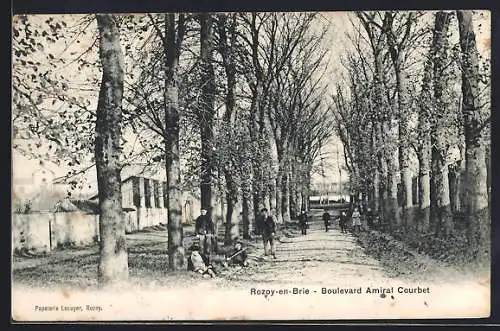 AK Rozoy-en-Brie, Boulevard Amiral Courbet et promeneurs sous les arbres