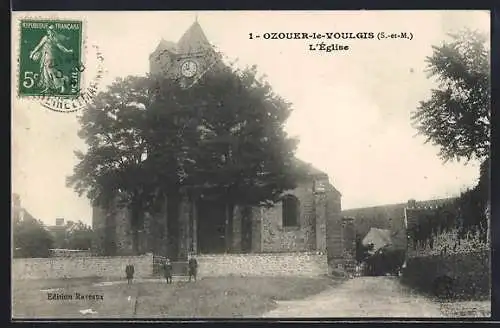 AK Ozouer-le-Voulgis, L`église entourée d`arbres majestueux