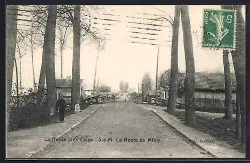 AK Claye, La Route de Mitry avec arbres et maisons