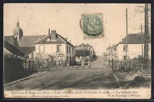 AK Les Ormes-sur-Voulzie, La Grande-Rue et le Passage à Niveau