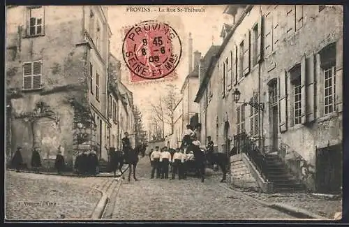 AK Provins, La Rue St-Thibault animée avec habitants et cavaliers