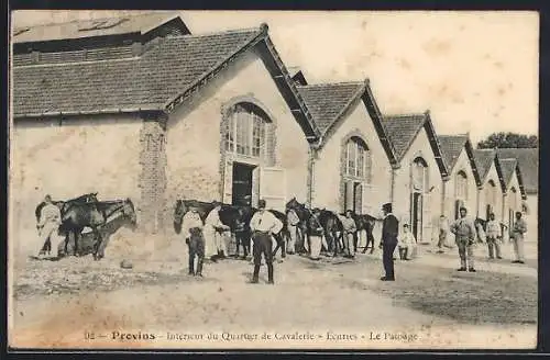 AK Provins, Intérieur du Quartier de Cavalerie, Écuries, Le Passage