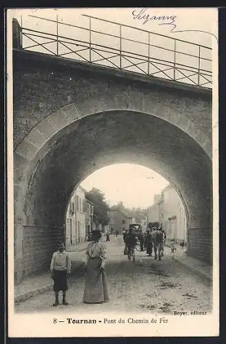 AK Tournan, Pont du Chemin de Fer et rue animée avec passants et calèches