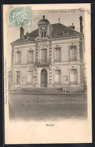 AK Crouy-sur-Ourcq, La mairie avec horloge sur la facade