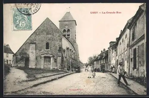 AK Ussy, La Grande Rue avec église et habitants en scène quotidienne